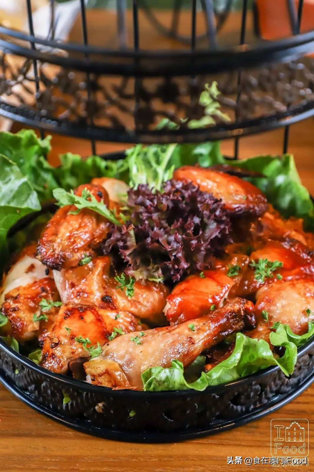 澳门探店|新马路有一家人气斜坡西餐厅!菠萝BB猪必吃