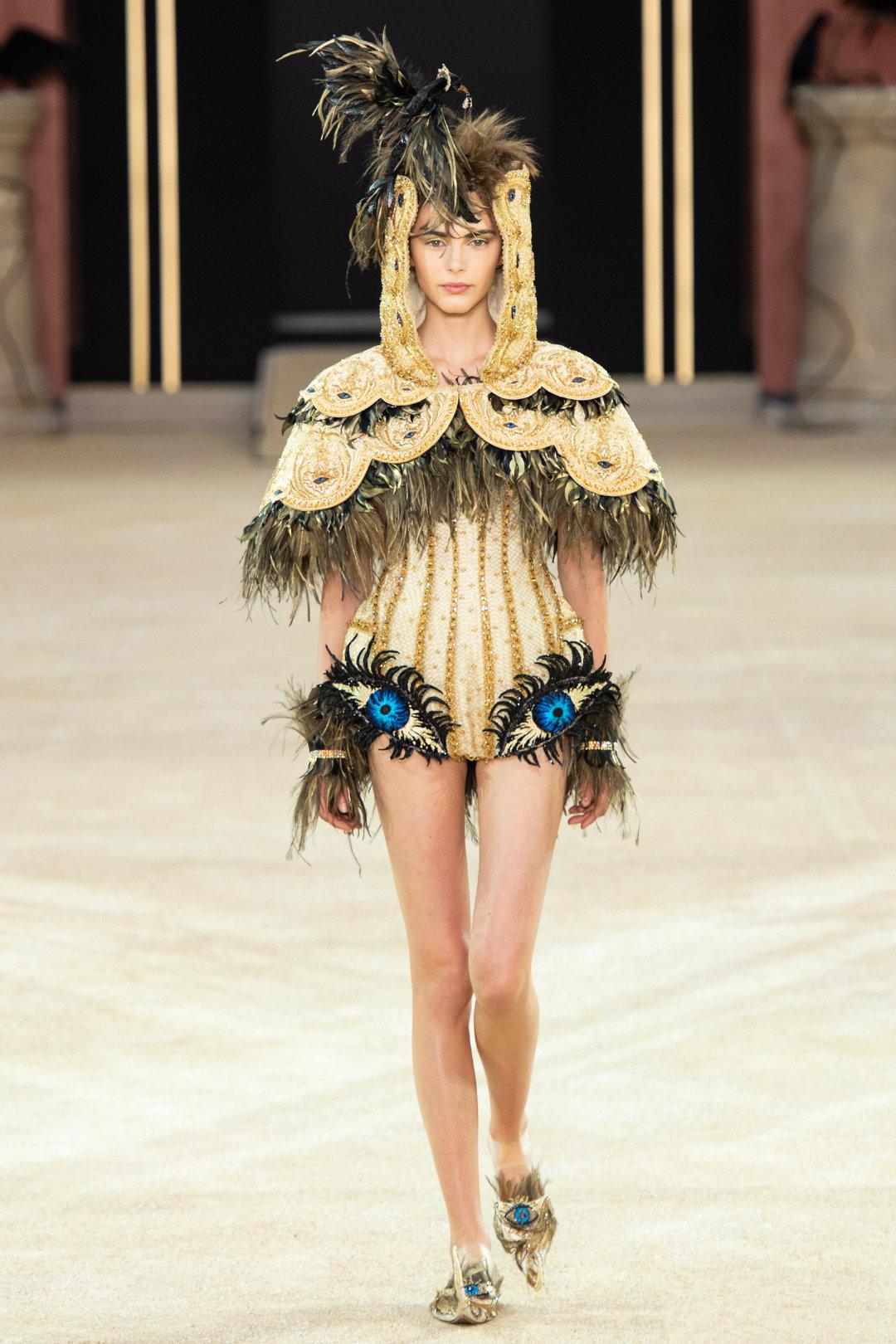 鬼脸连体服做开场,满身绣死亡象征乌鸦,惊悚秀场还是奇葩秀场?