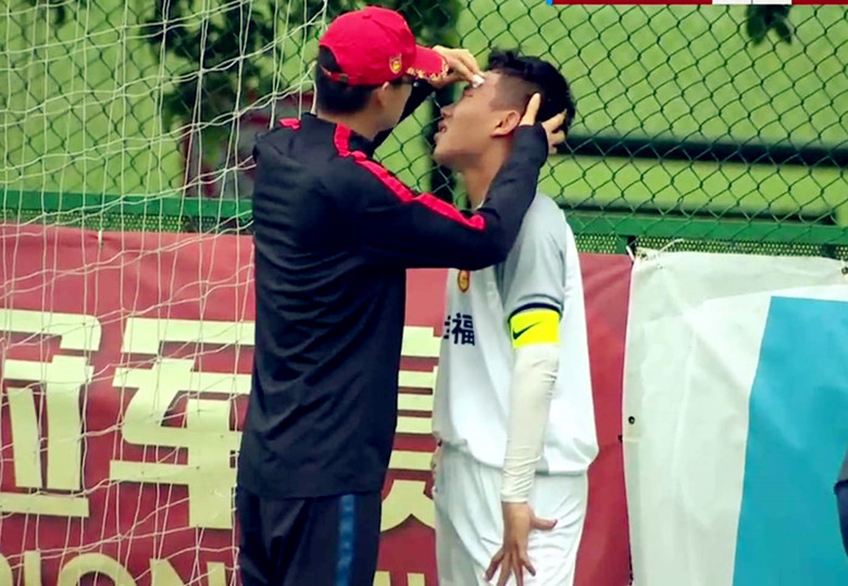 记住6号阮德英,这小子在绿茵场上公然施暴,拳打中国球员