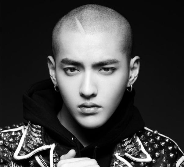 妈妈报警、六六道歉、资本弃子，到底谁令吴亦凡一步步跌落神坛？