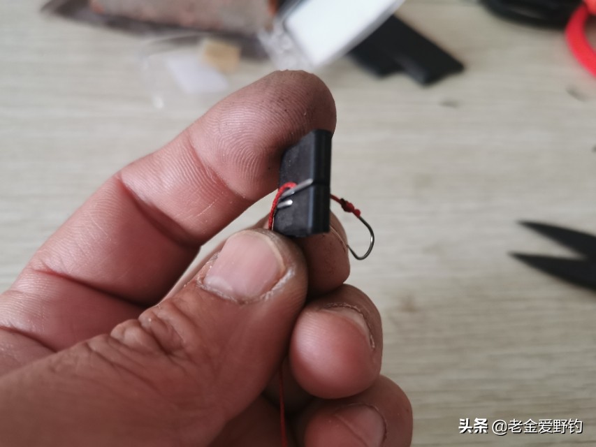 自制绑钩器的绑钩演示,绕线圈自制绑钩器可以绑袖钩