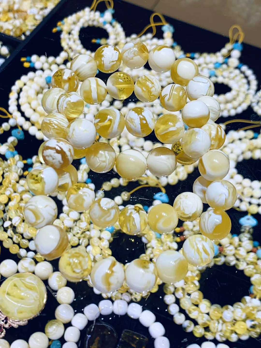 佩戴蜜蜡手串对人体有什么好处,佩戴蜜蜡项链对身体有什么好处