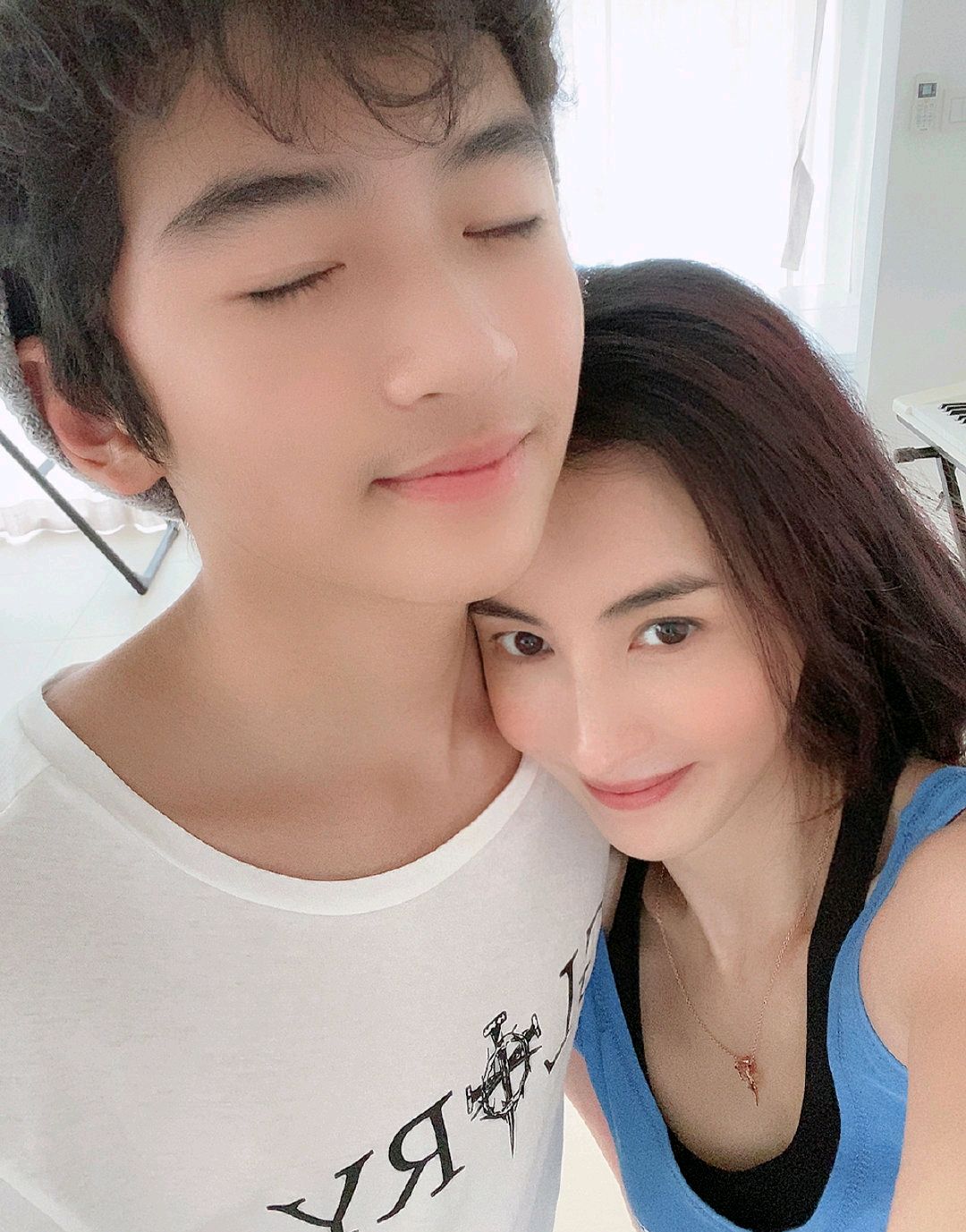 曝张柏芝受伤走路靠拐杖，脚腕缠纱布，谢霆锋忙晒美食太冷漠？