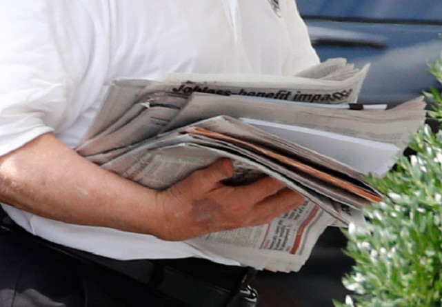 特朗普右手现大片瘀伤，坊间猜测他在秘密治病