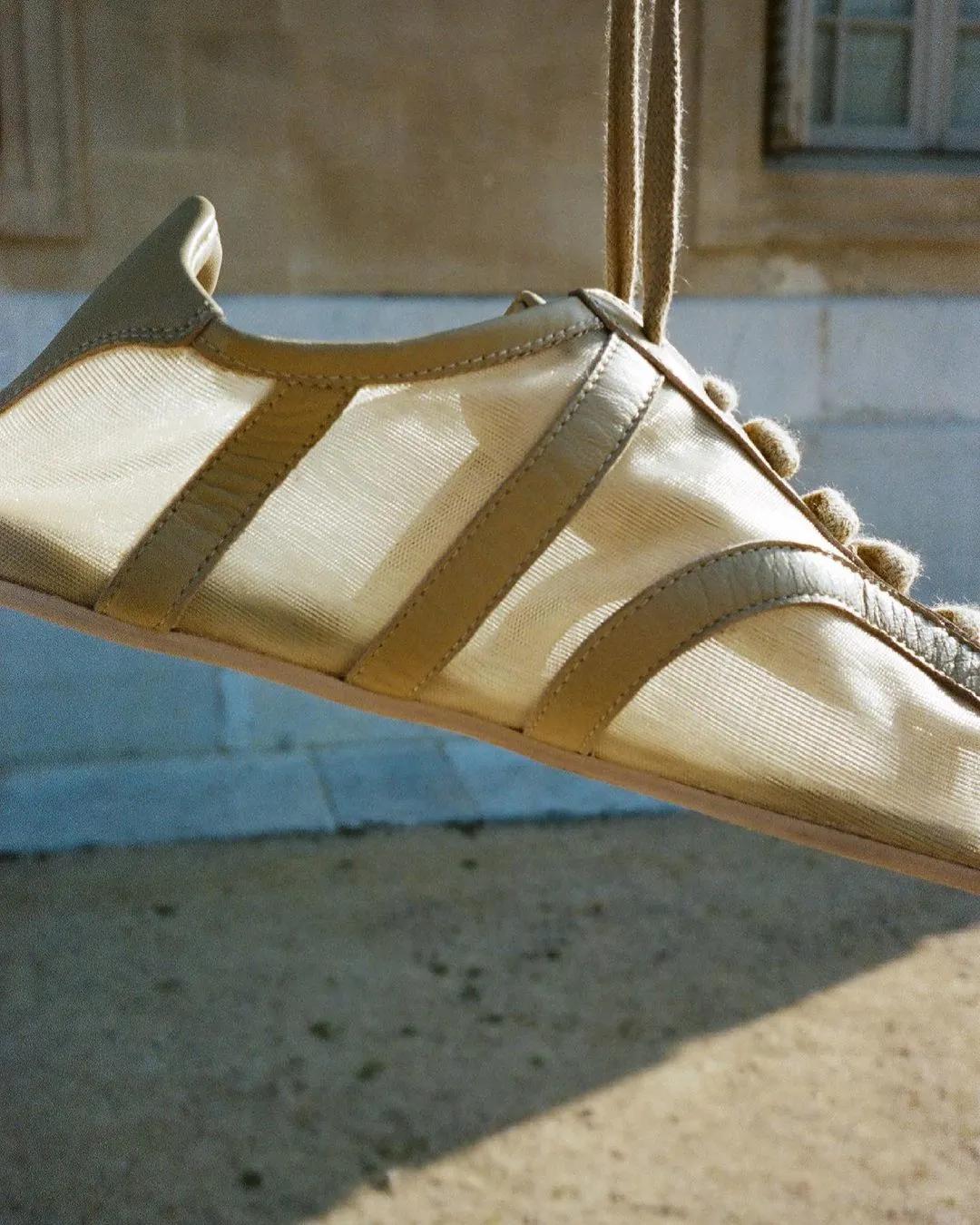 德训鞋奶油蓝白,白百何黑色德训鞋穿搭