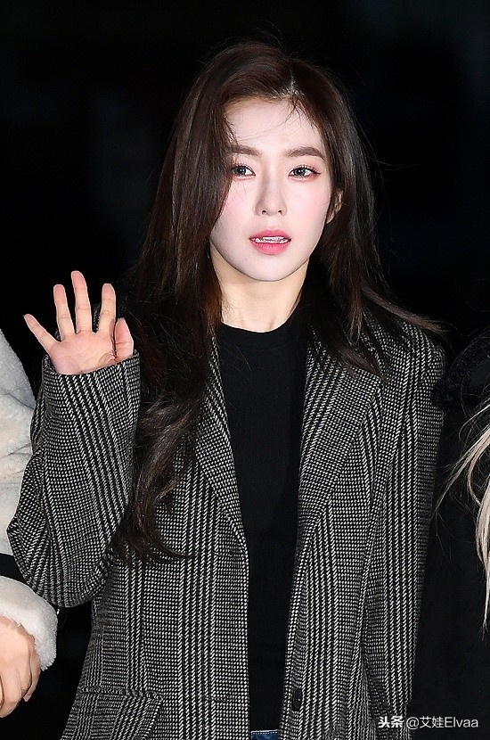 裴珠泫这是什么神颜值？简单大衣配靴子，灰色美瞳超迷离，太美了