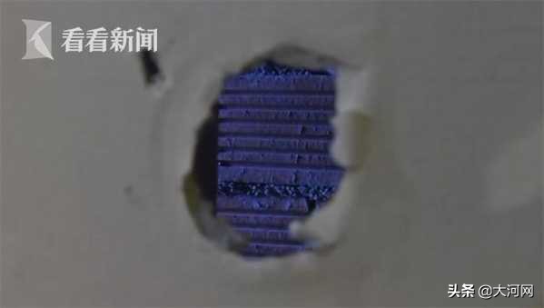 男子与女友酒店开房被*窥偷**在墙壁上发现一个洞