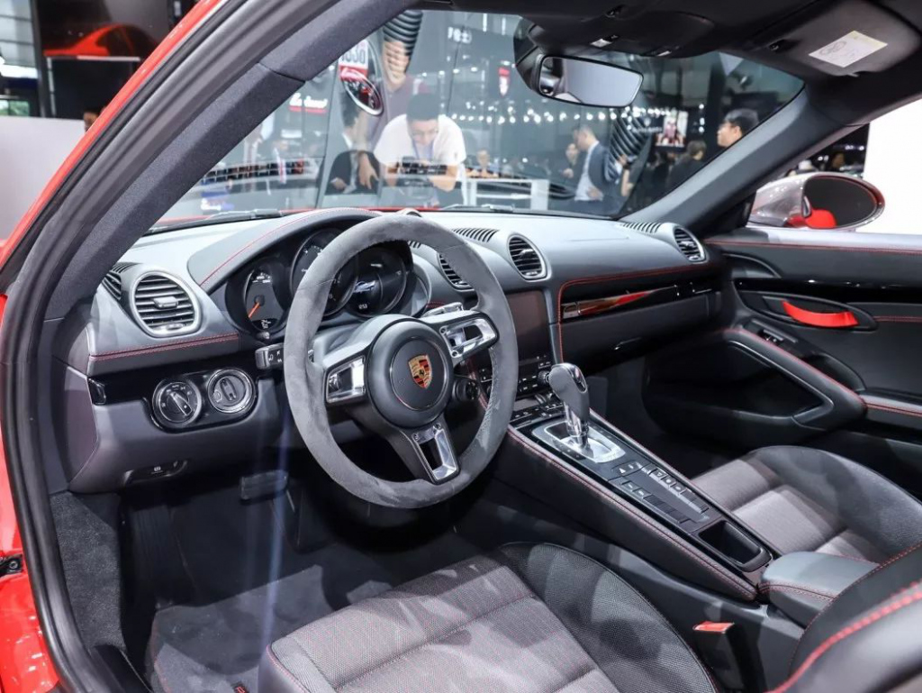 23岁女总裁提劳斯莱斯,23岁美女提车保时捷