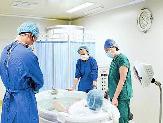 谢依霖水中分娩顺利产女晒宝宝,谢依霖在水下分娩过程