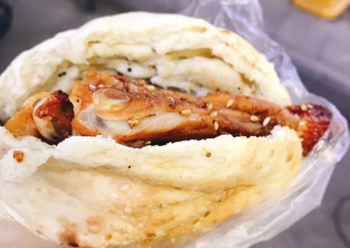 开封大姐卖小吃40年每天排队,开封学校门口小吃