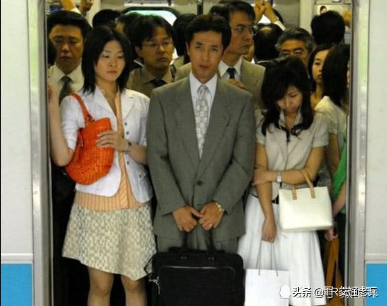 日本轨道交通如此发达，为何进地铁主要靠推？女生说尴尬