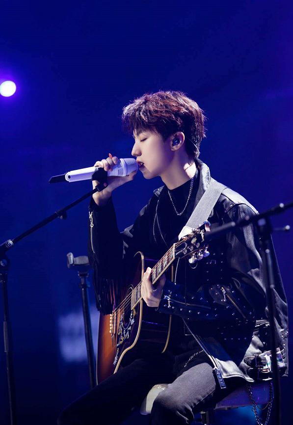 王俊凯穿皮衣,王俊凯铆钉皮衣造型恰好是少年