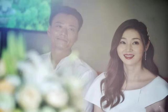 万绮雯长腿出席活动,万绮雯穿碎花裙图片