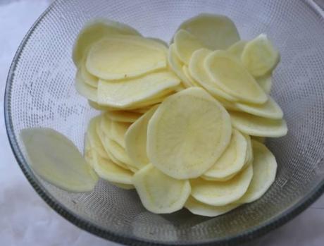 炸薯片时,别直接下锅炸,多加1个步骤,薯片薄又脆,比锅巴好吃