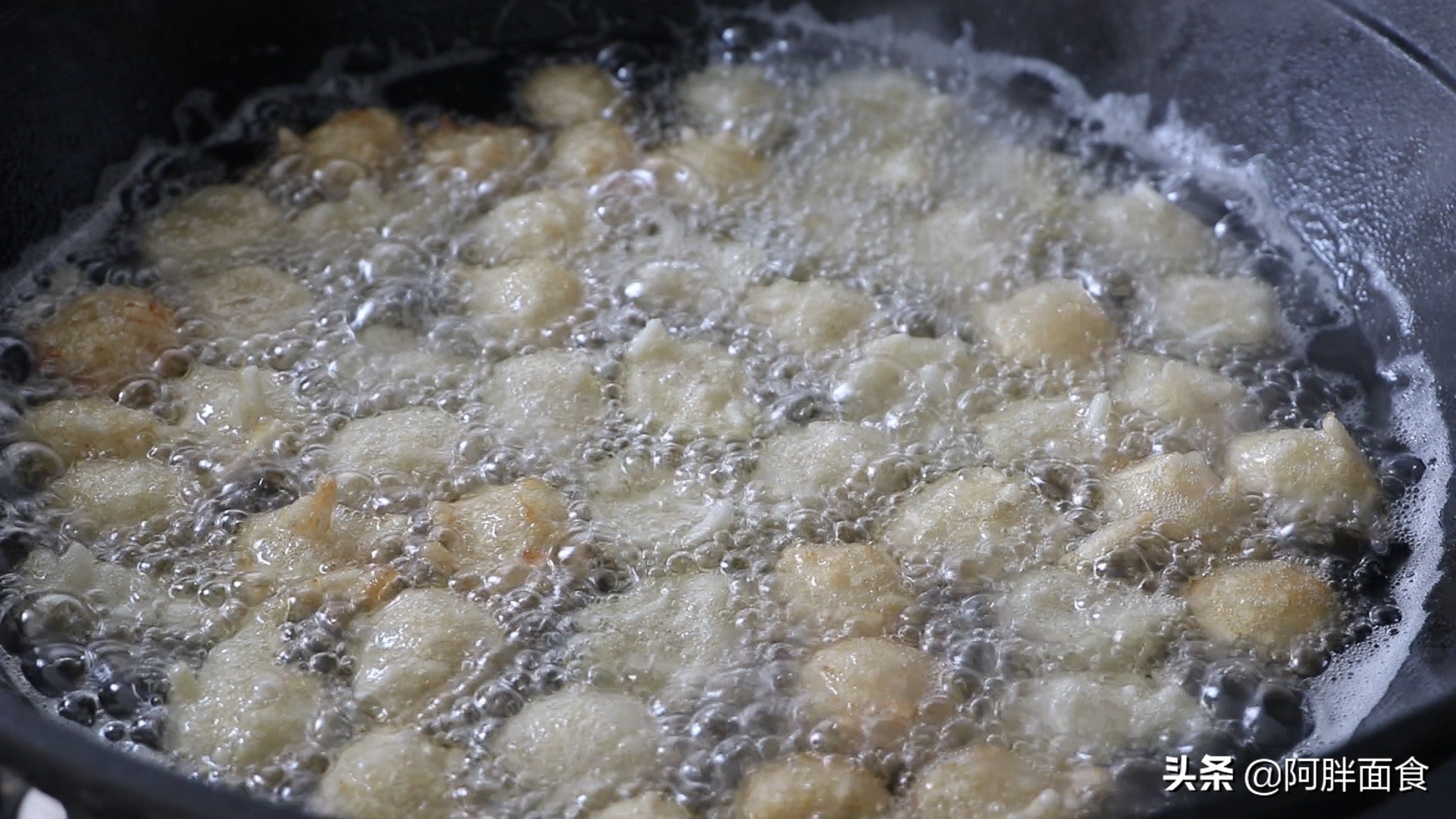 怎样炸丸子酥软好吃,开水烫面炸丸子视频