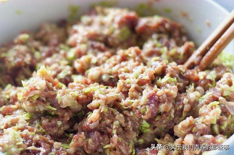 调肉饺子馅别加料酒！记住“盐水油”3步，咬一口满嘴油，香喷喷