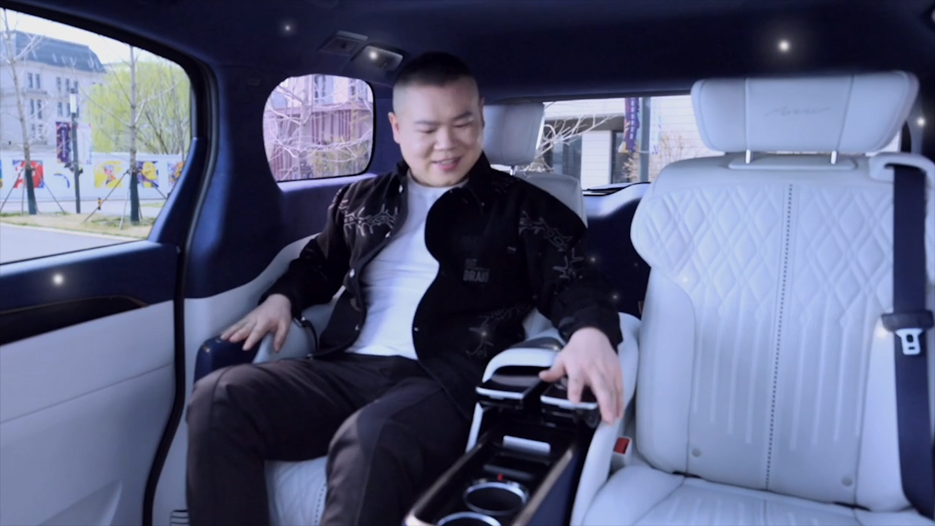 岳云鹏向男足道歉，高峰被国安粉丝堵，女足胜利后德云社争议不断