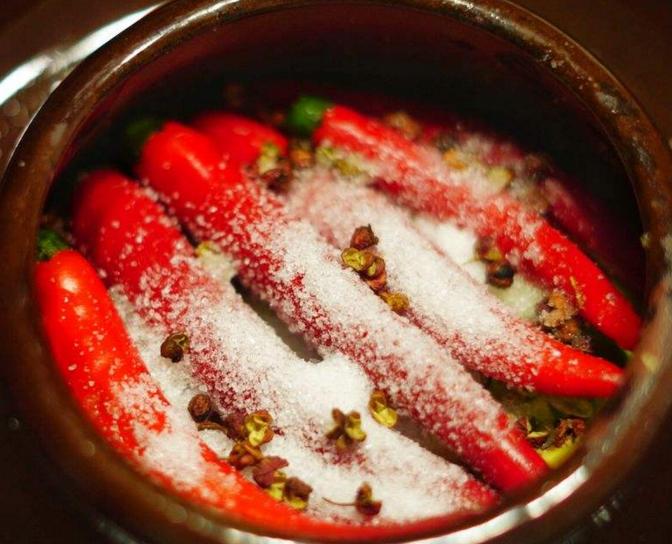 泡菜里面起白霉怎么消除,泡菜白花了还能继续泡菜吗