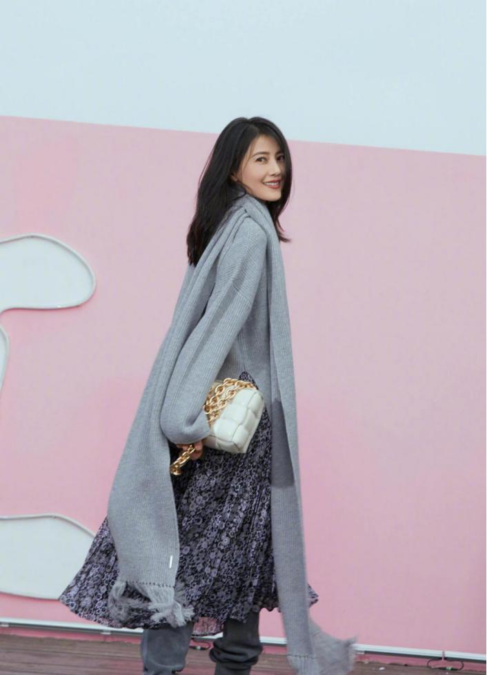 江疏影的衣服和围巾搭配好精致,江疏影穿什么颜色围巾好看