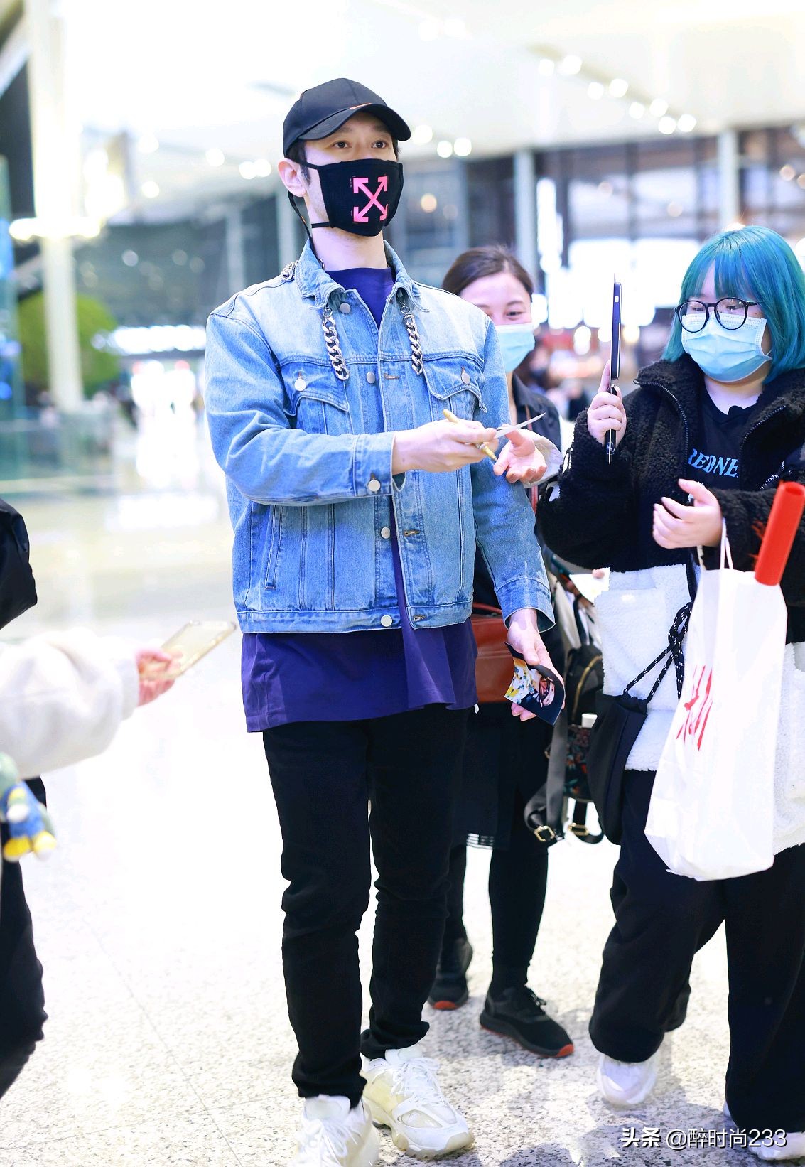 黄晓明休闲装搭配变身暖男,杨颖黄晓明棒球帽