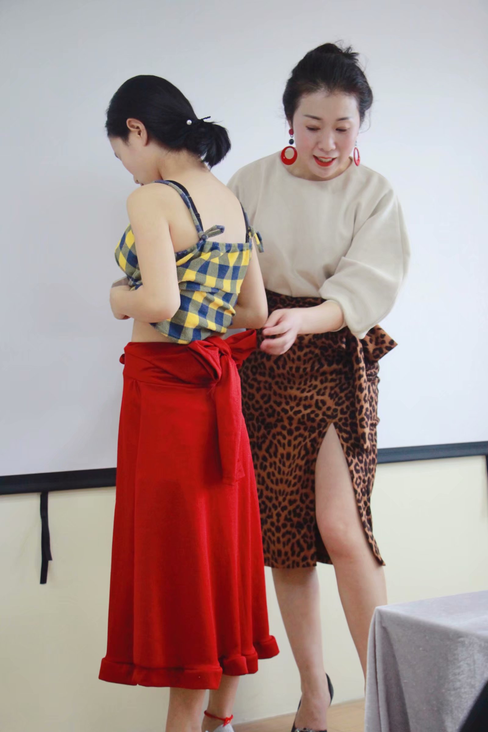 动漫服装色彩搭配,服装搭配师色彩教学