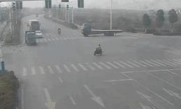 新规闯黄灯三张标准图,红绿灯闯黄灯违法图片