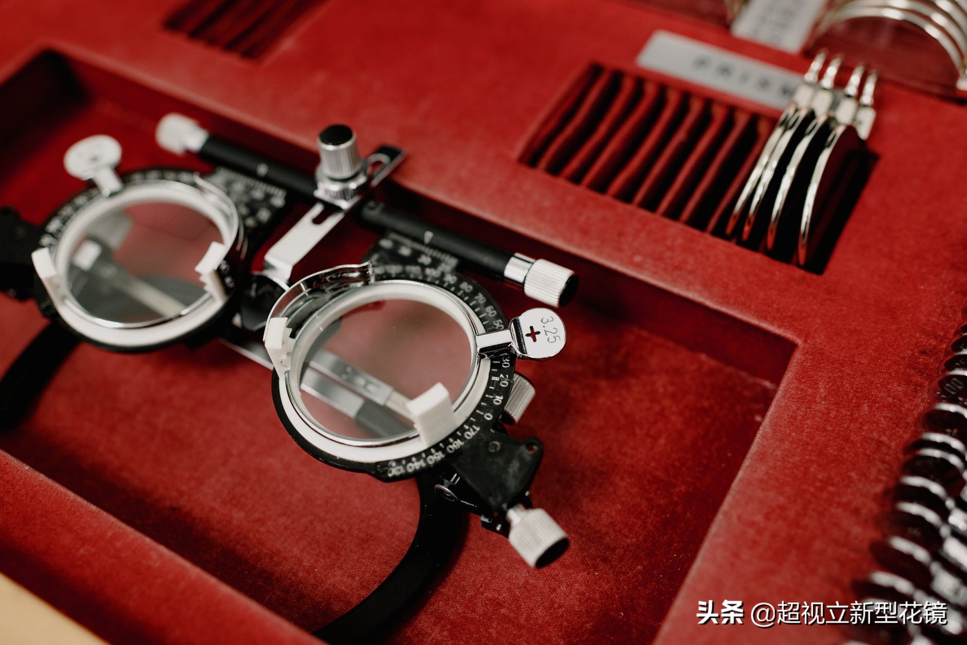 老花眼300度配镜视力能达到1.0吗,老花眼是去眼镜店还是去医院配镜