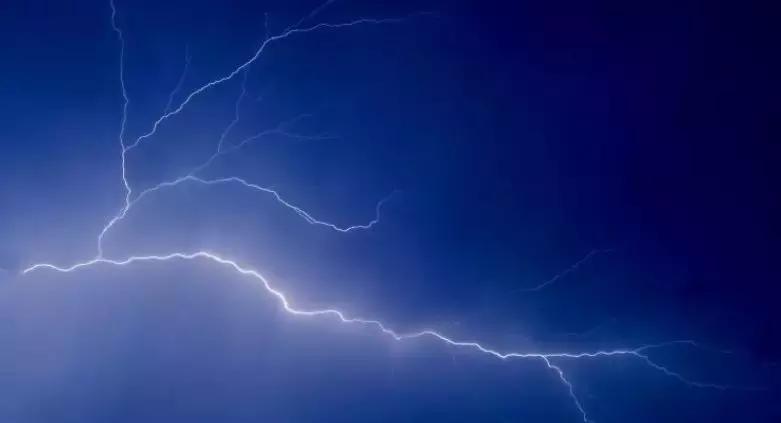 为什么一坐电动汽车就头晕想吐,坐电动轿车头晕恶心怎么回事