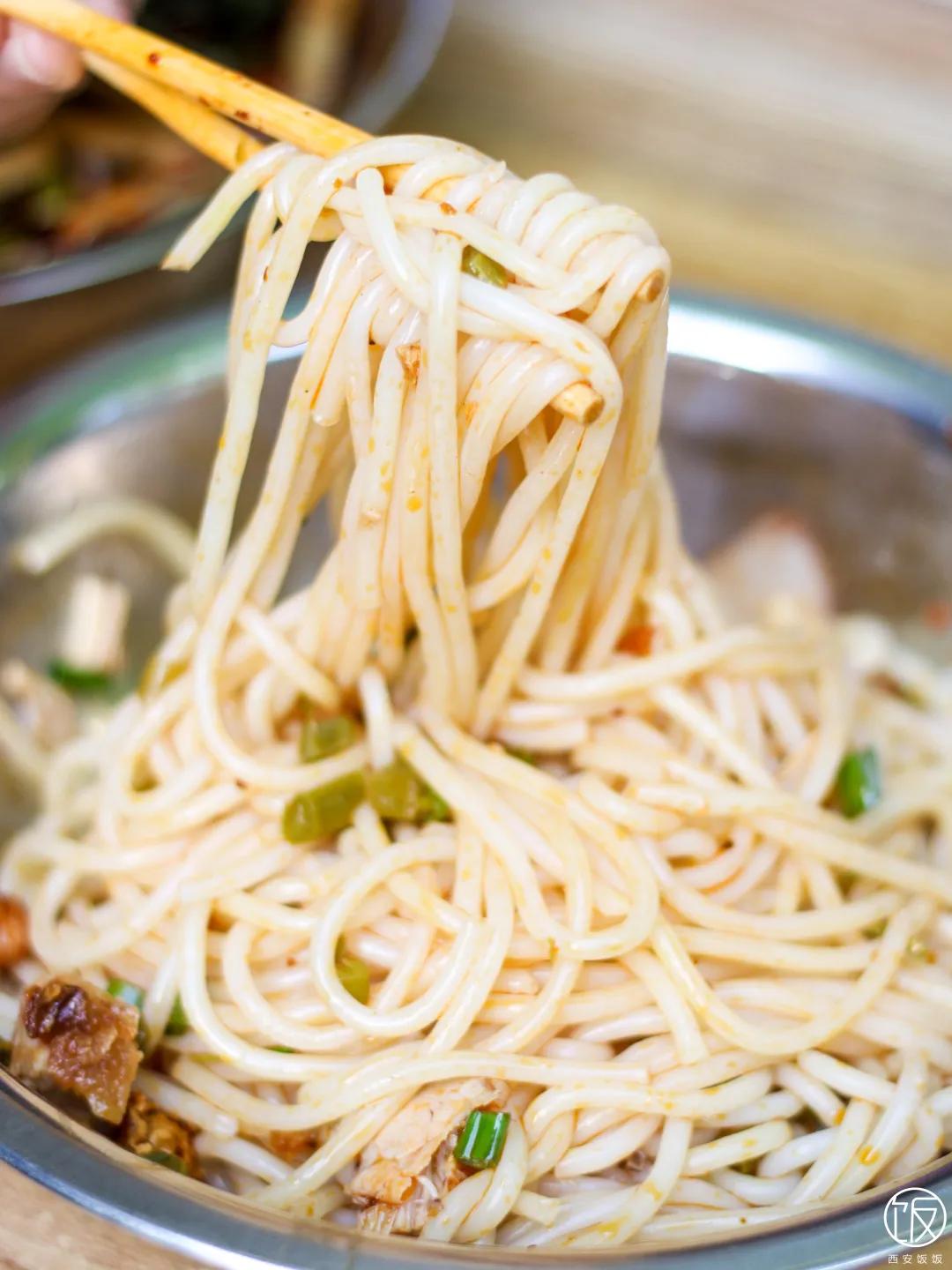 又香又臭的螺蛳粉太美味了,又臭又香螺蛳粉真的很好吃