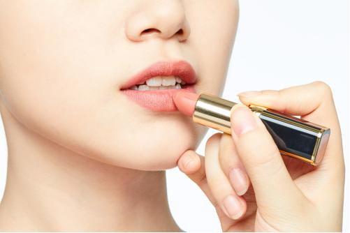 什么口红好用但是不容易沾杯的,哪个牌子的口红不易沾杯掉色