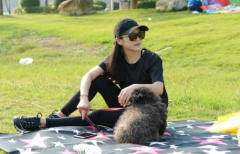 关于遛狗要拴绳,遛狗可以带点什么