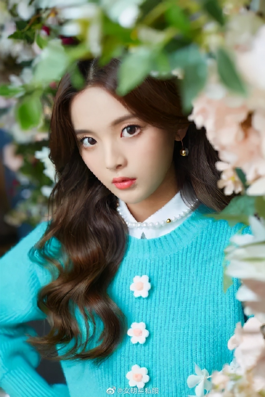 周扬青造型被吐槽脖子短,周扬青深夜晒发照片