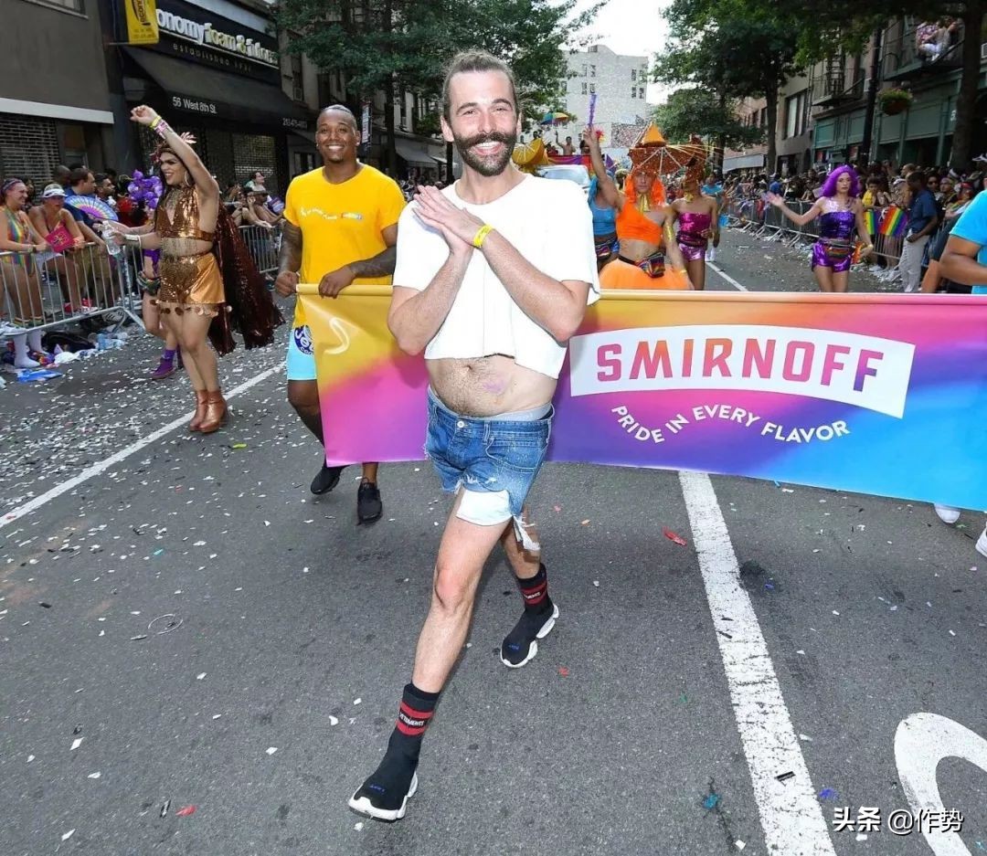 这位大胡子男人，穿起裙子来竟然比女生和还要合适？！