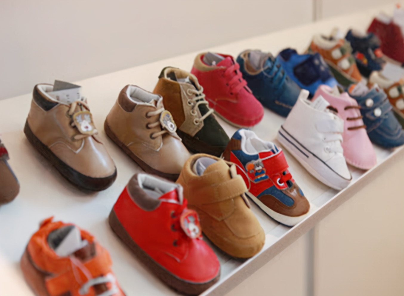 童鞋雌激素超标,央视曝光毒童鞋可能诱发早熟