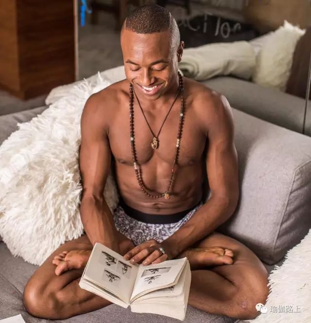 男人裸体瑜伽？一开始我的内心是拒绝的