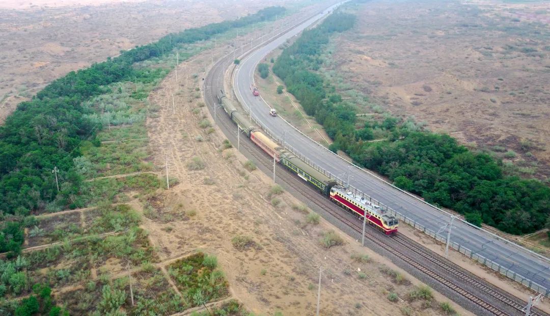 中国沙漠修公路发现一个村,中国花50亿买下沙漠在哪里