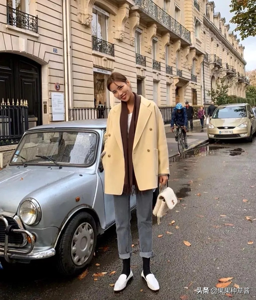 杨幂黑色字母袜王牌对王牌,杨幂格子衫高筒靴秀逆天长腿