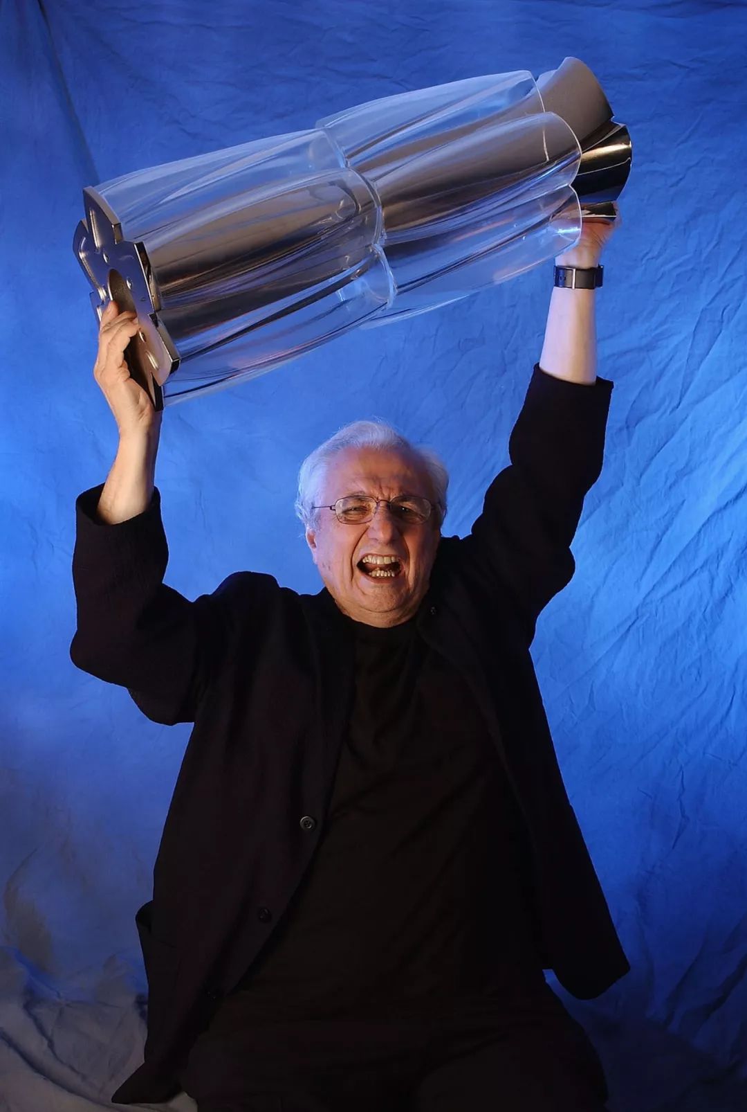 LV韩国开新店上热搜，网友：怎么这么丑？设计师：我乱来的