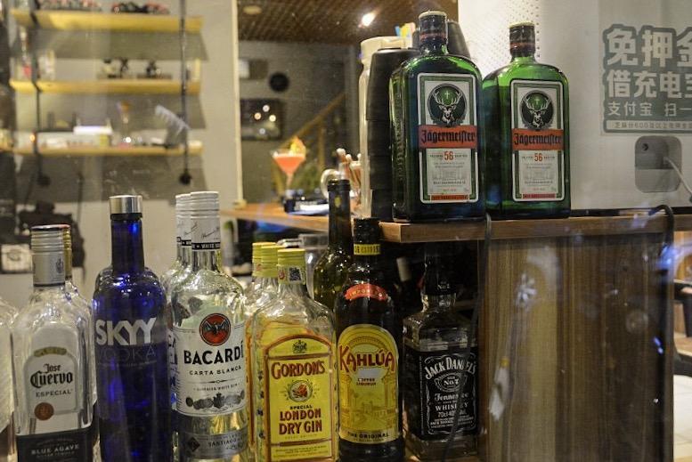 女的爱喝烈酒，男的抱头痛哭—北海调酒师给我讲述他的“治疗史”