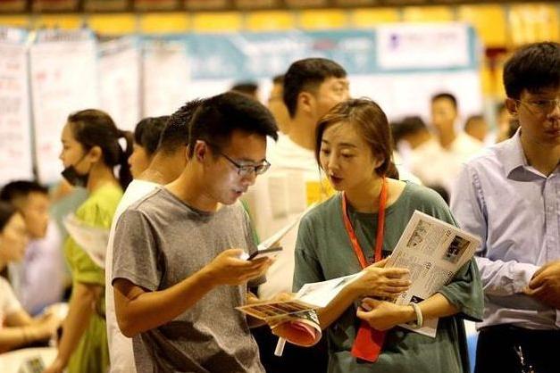 大学生月薪过万很普遍?看完社招、校招后,才懂理想与现实的差距