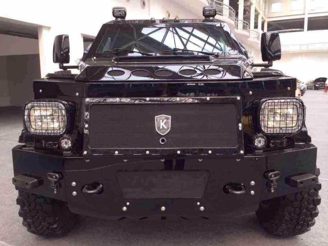 开千万“巨无霸”刚上路就被拦，女车主瞬间上头：凭啥不让我开？