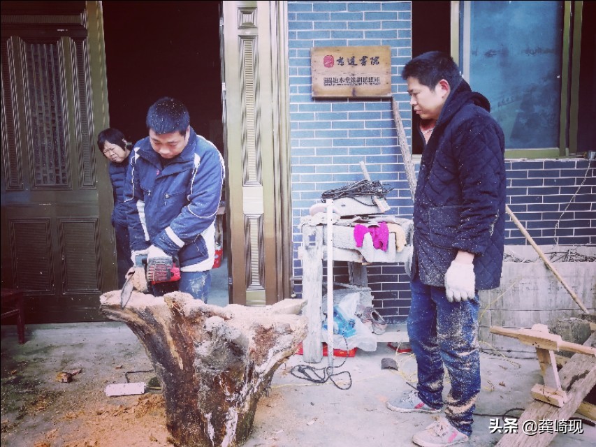 用根雕茶桌喝茶,根雕小茶桌泡茶