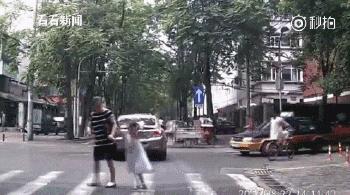 男子在宜家脱鞋试睡,宜家蹭睡为什么不能驱赶