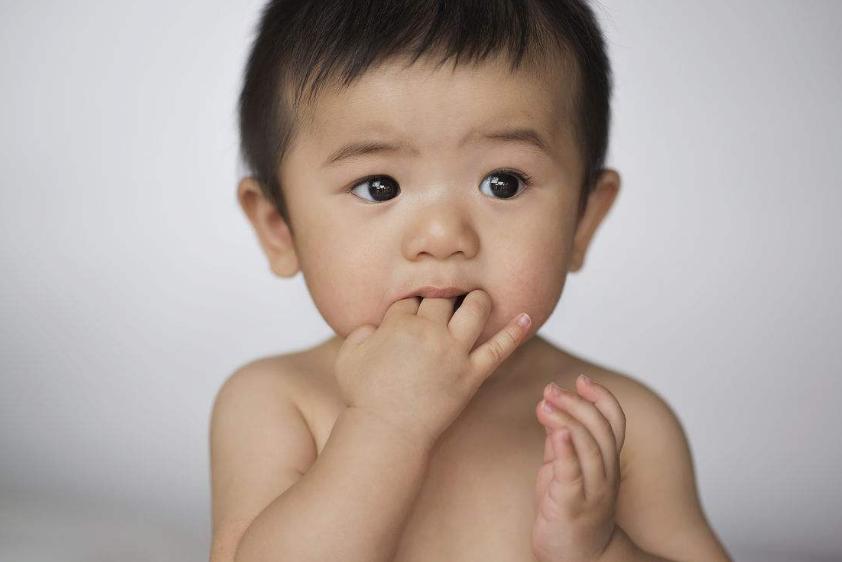 宝宝进入口欲期怎么办,正确引导宝宝口欲期