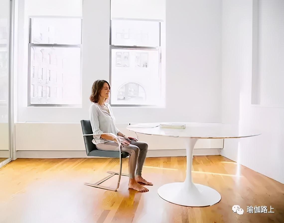 办公室瑜伽缓解全身疲劳,适合办公室健身瑜伽初级教程