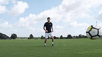 初学者足球点球技巧,五个初学者必会的足球基本技巧