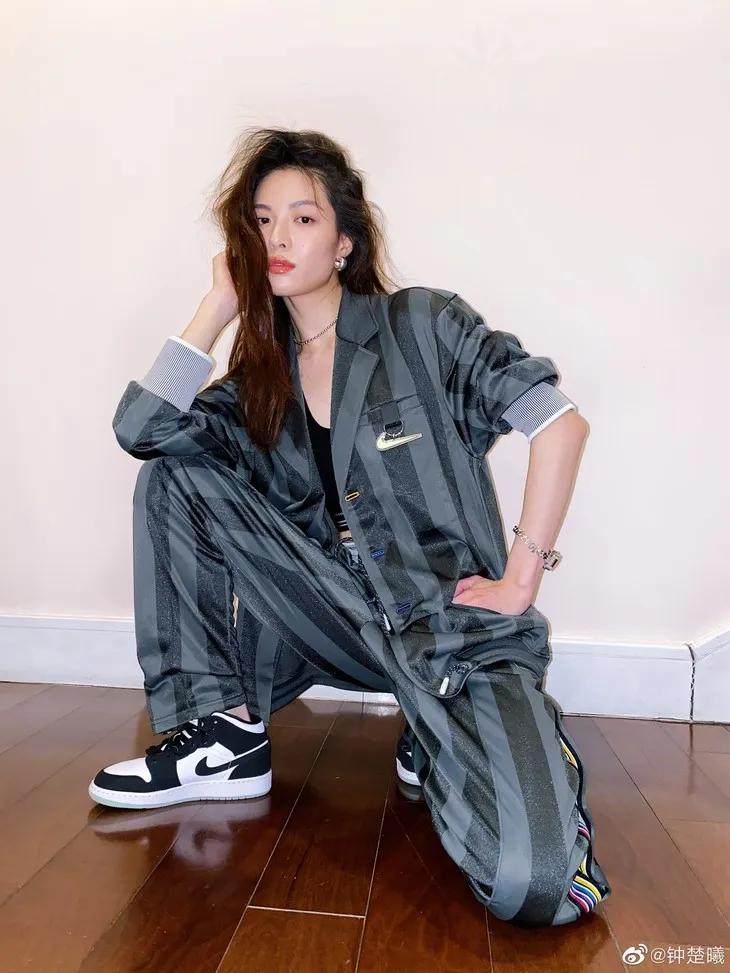 周杰伦球鞋配色,邓紫棋周杰伦同款球鞋