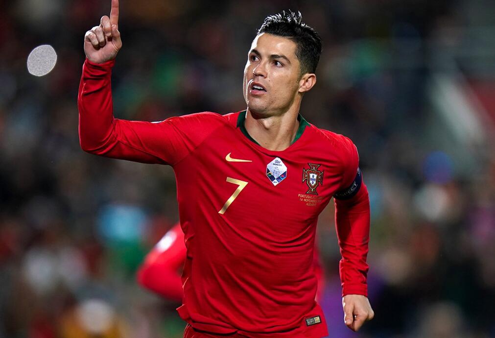 c罗为什么能和梅西相提并论,现在的c罗还能跟梅西比吗