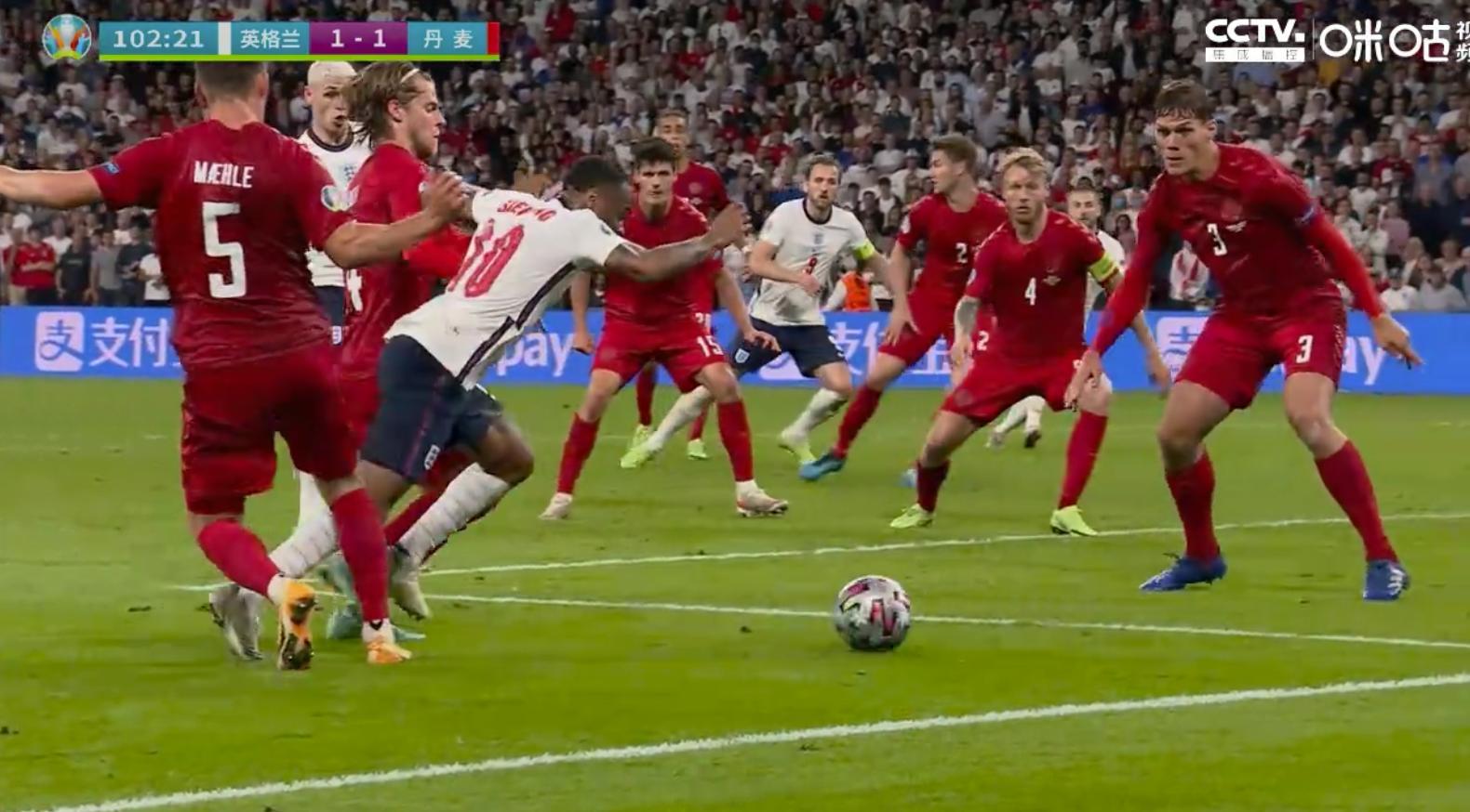 裁判巨大失误！斯特林造点瞬间，场上出现2个足球，丹麦队被黑了