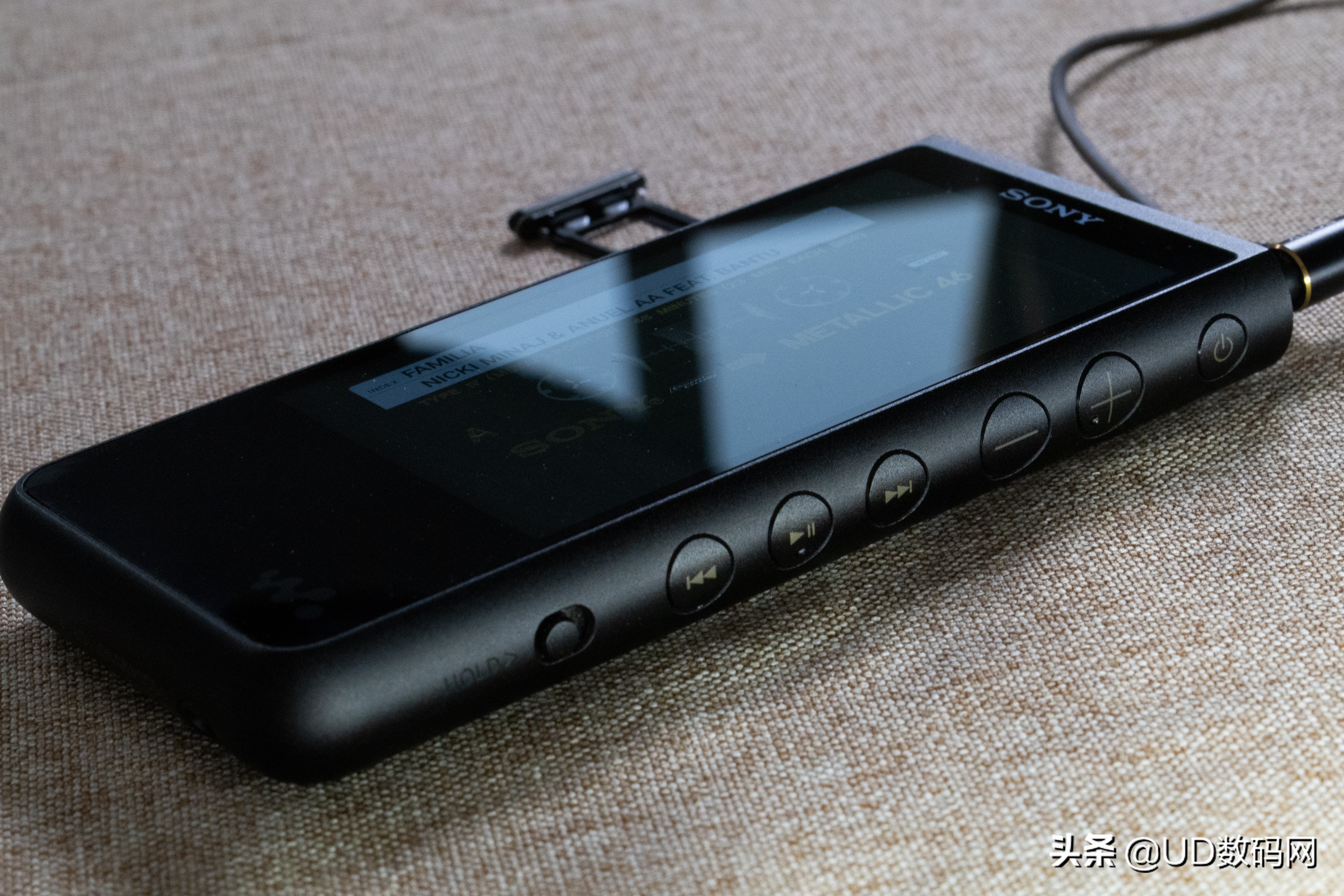 听一首好听的歌曲也是美的享受,听一首好的歌曲能让你的心情愉悦